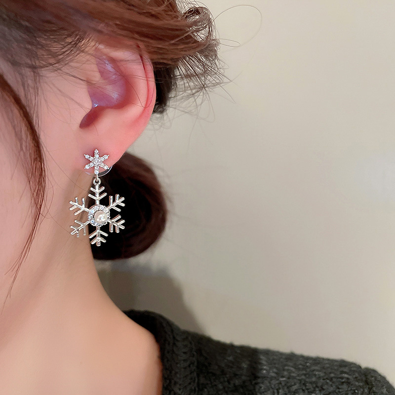 Retro Snowflake Copper Inlay Zircon Earrings 1 Pair
