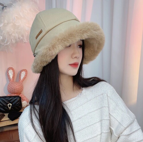 Winter Leather Mongolian Hat for Girls, Large Brim to Make Face Look Smaller, Warm Ear Protection, Fluffy and Thick Riding Hat