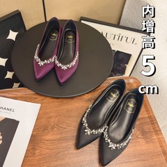 先の先の中は5cm高くなります。平底の靴の女性は浅いV口の宴会を踏んで、指の縫いの紫色の水ドリルの軽い豪華な女性靴を見せます。