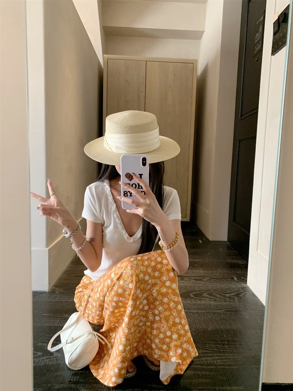 韩系穿搭套装白色v领短袖上衣女夏季碎花裙半身裙海边度假两件套|undefined