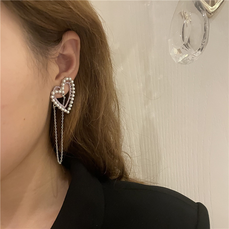 Korea Retro Geometric Hollow Heart Pearl Flashing Rhinestone Long Tassel Earrings Wholesale Nihaojewelry display picture 2