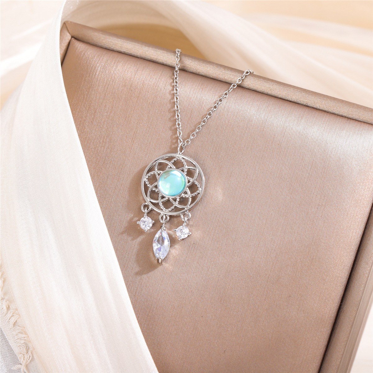 Elegant Moonlight Dreamcatcher Necklace With Sparkly Diamonds_voghion.com