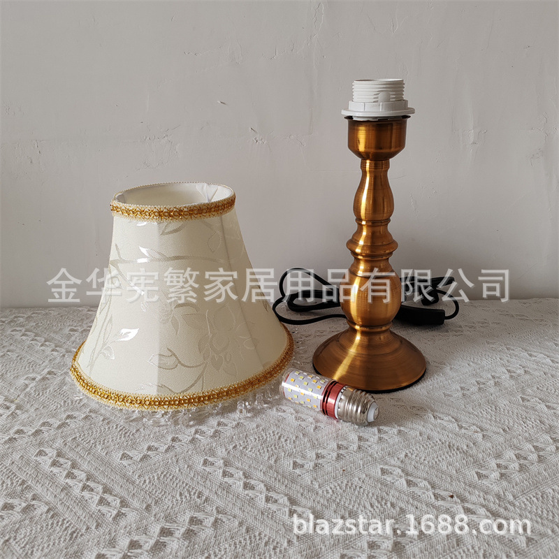 Luz de estilo francés lámpara de mesa de lujo retro metal imitación cobre base tela pantalla dormitorio decoración de noche cálida oscurecimiento luz de la noche