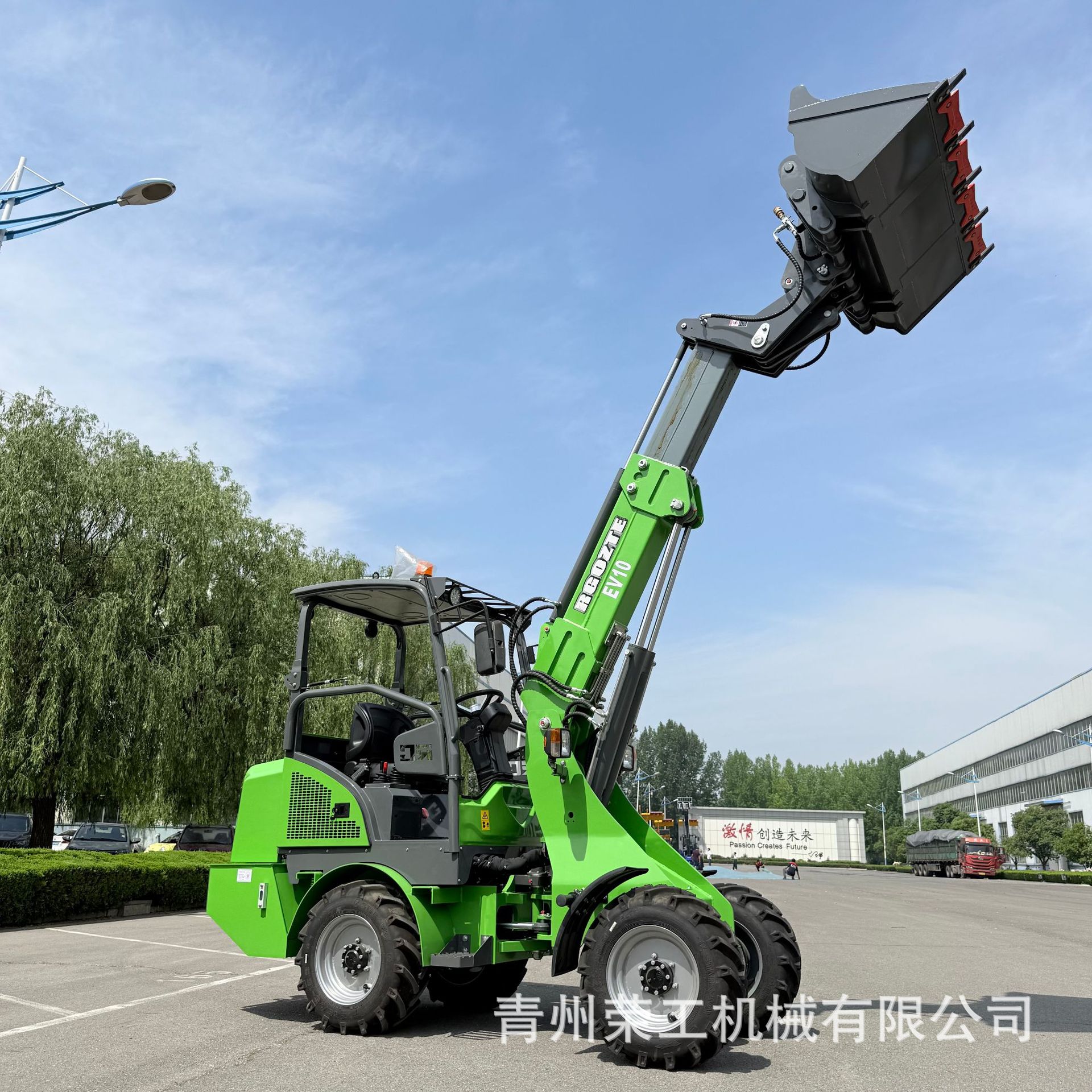 荣工电动伸缩臂装载机，适用于仓库、农场等场景