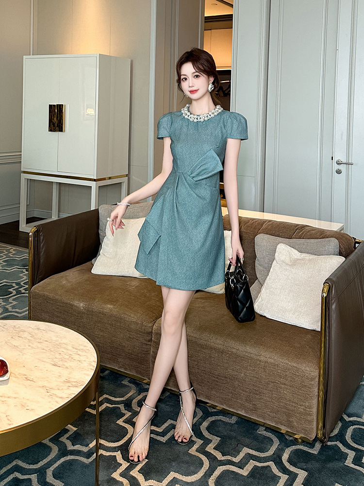 Váy chữ A cổ tròn đính ngọc trai, thiết kế nơ thắt eo, phong cách retro — Màu xanh nước hồ