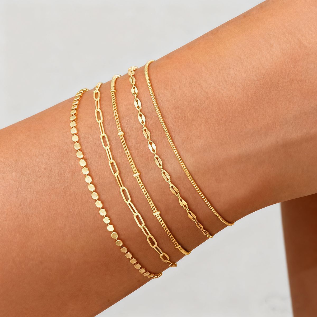 Pulseras minimalistas y apilables, ligeras y cómodas. Hipoalergénicas, ideales para pieles sensibles. Una forma sutil de realzar tu look diario._voghion.com