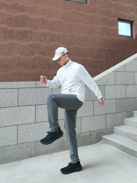 fashionable shock-absorbing breathable running sneakers with hidden…