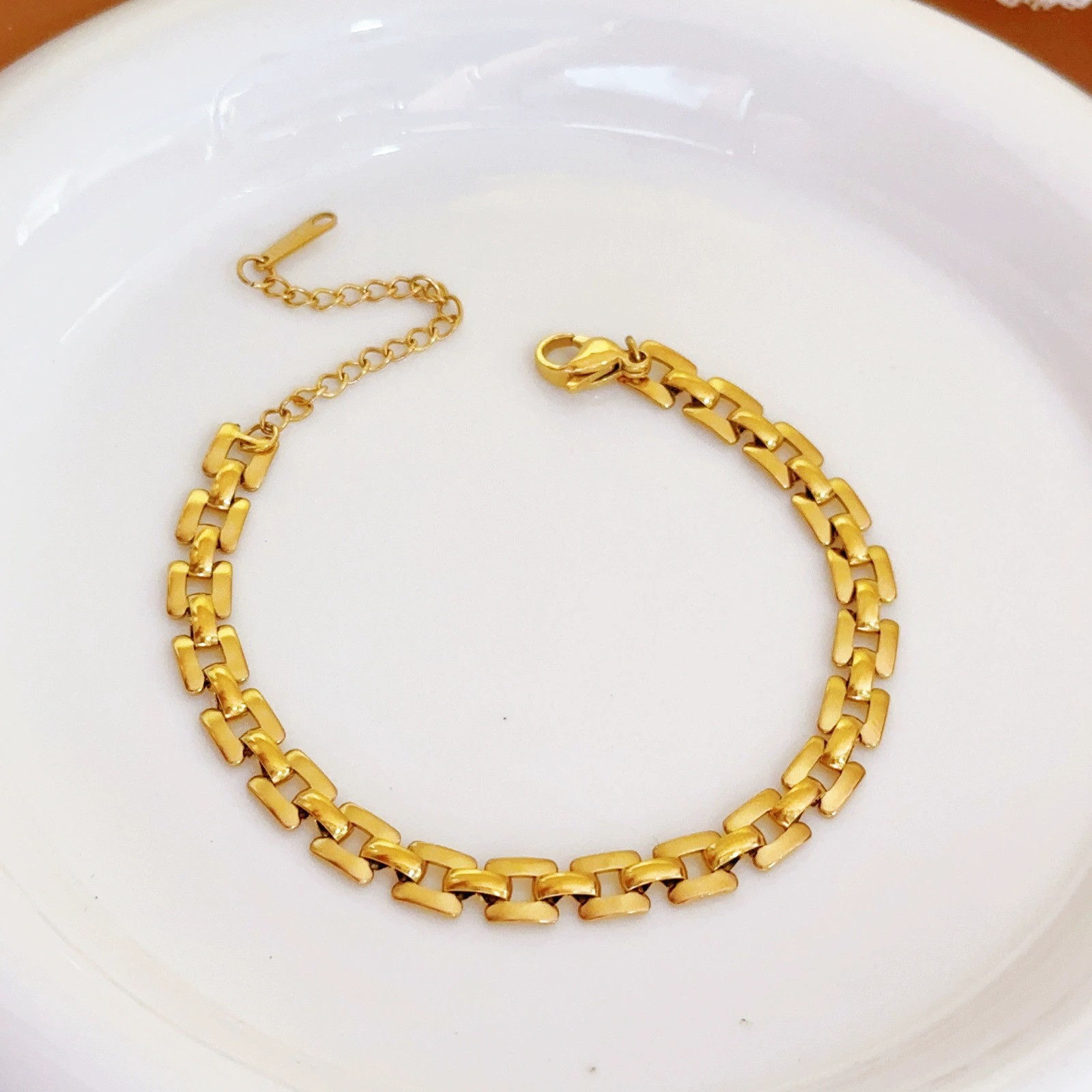 Pulsera de joyería de moda dorada de todo fósforo, lujo ligero, simple, nueva pulsera de acero de titanio que no se desvanece, trébol de cuatro hojas para mujer, transfronterizo