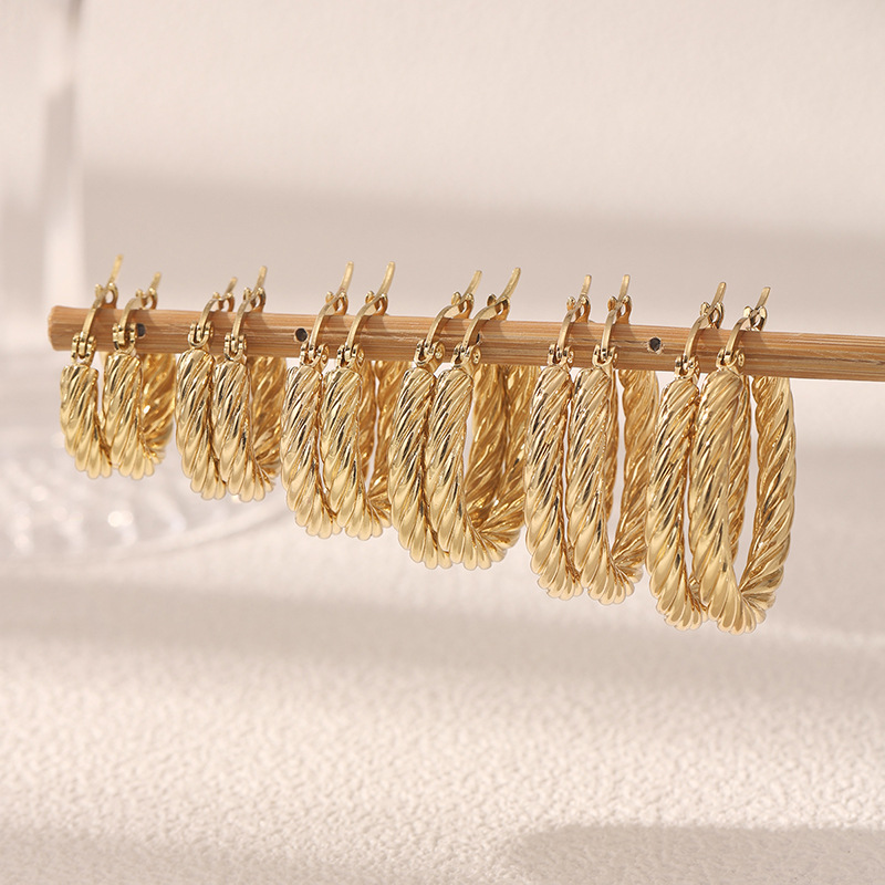 TENA Europa y los Estados Unidos transfronterizos en acero inoxidable chapado en oro 18 quilates aretes de círculo ligero de lujo de alta calidad para mujeres aretes de acero de titanio al por mayor