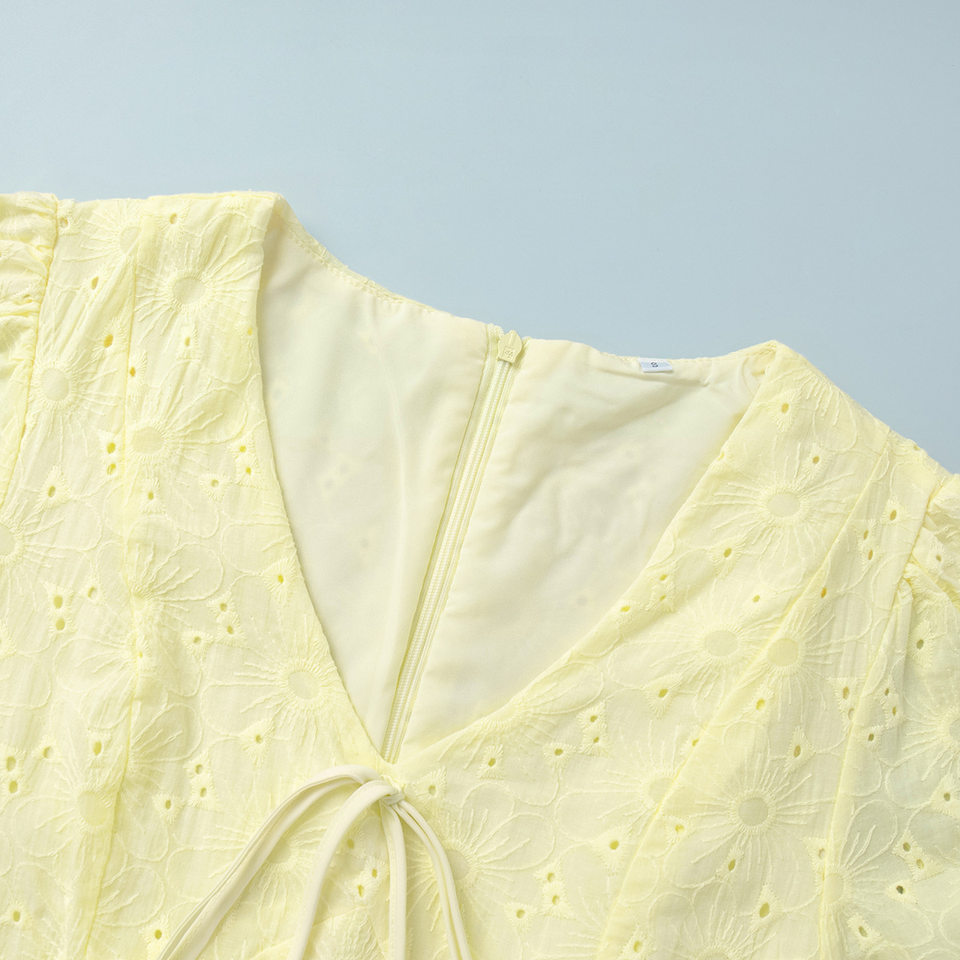 Đầm ngắn cotton màu vàng cổ chữ V thắt eo, tay phồng thêu họa tiết — Màu vàng chi tiết 8