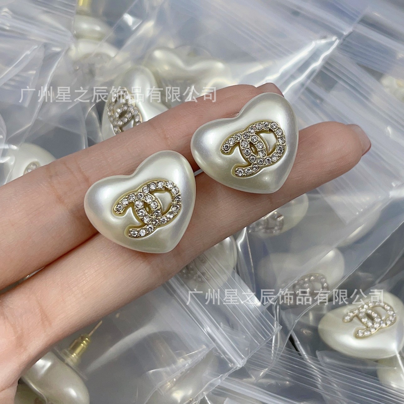 女性用のラベル付きダブルCホワイトピーチハートイヤリング、女性用ダイヤモンドハートイヤリング、工場卸売の実物写真