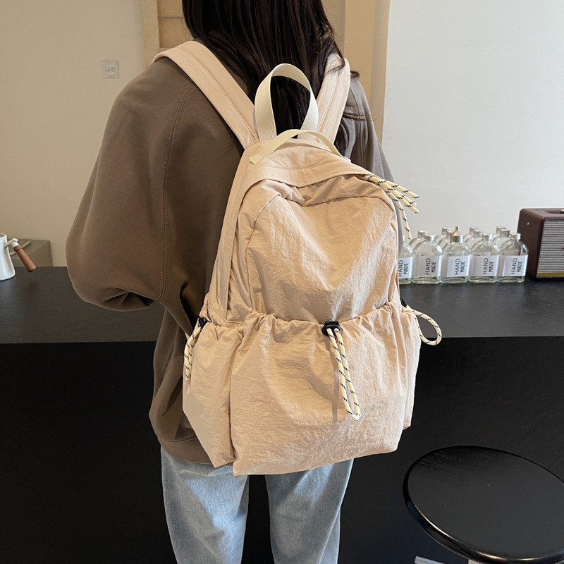 Mochila de nailon ligero para mujer 2024 nueva mochila de viaje casual de gran capacidad para estudiantes de secundaria