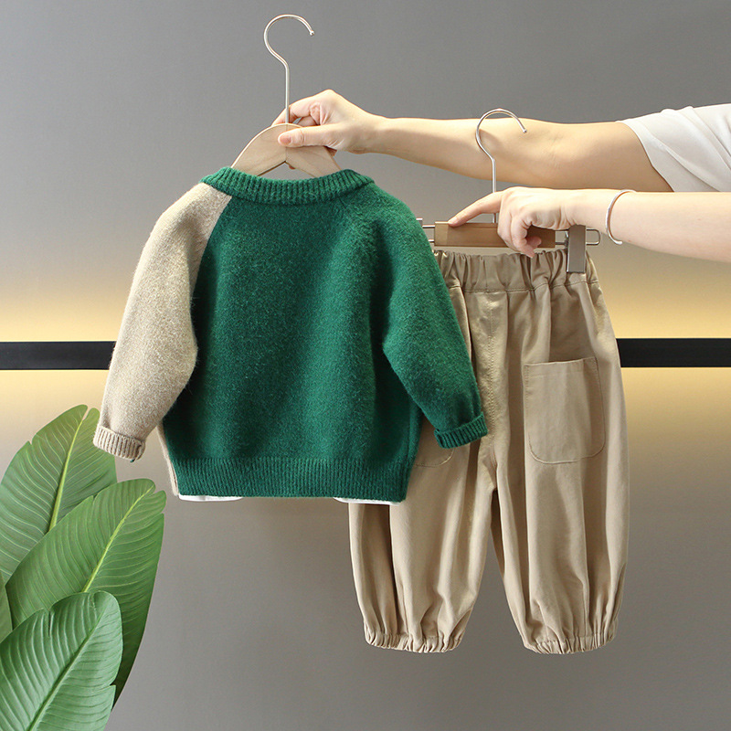 6155 Traje de otoño para niños 2025 Nuevo estilo para niños Estilo occidental Primavera y otoño Conjunto de tres piezas Suéter de moda Ropa de bebé Tendencia