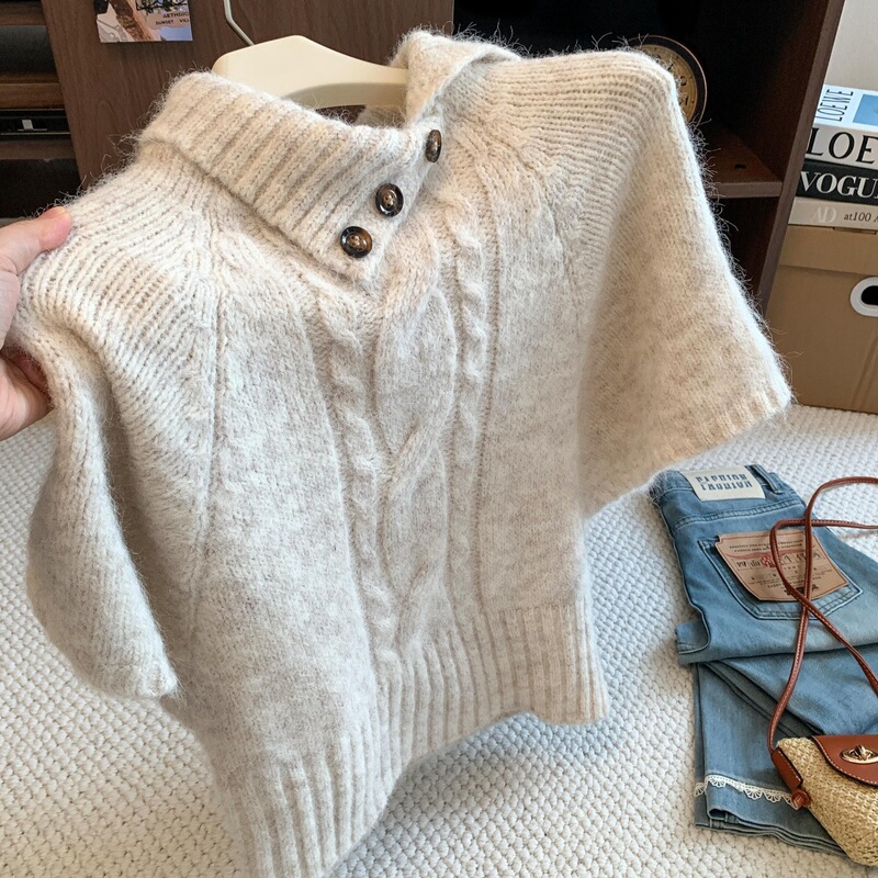 Retro high-neck short-sleeve knitted sweater for women, perfect for layering in early autumn, featuring a relaxed style, a lapel collar, and a mid-sleeve design, suitable for fall and winter Retro high-neck short-sleeve knitted sweater for women, perfect for layering in early autumn, featuring a relaxed style, a lapel collar, and a mid-sleeve design, suitable for fall and winter