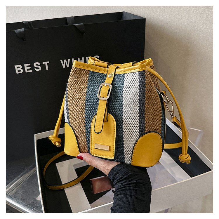 Diseño de nicho de moda bolsa de cubo portátil para mujeres 2023 nueva moda lienzo contraste color rayas hombro bolsa de mensajero