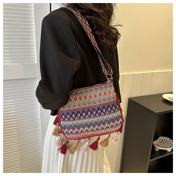 Women's Medium Special Geometric Ethnic Style Tassel Zipper Crossbody Bag display picture 14