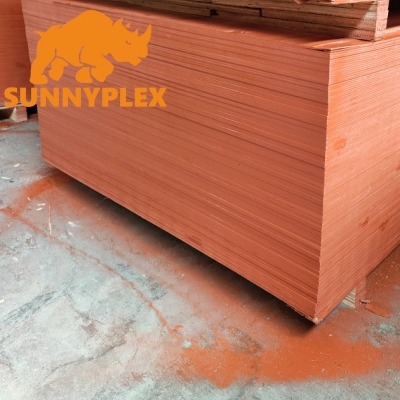 Venta al por mayor venta directa sitio de construcción de madera contrachapada de 5-20mm impermeable y duradero tablero multicapa resistente al desgaste tablero de madera decoración piso