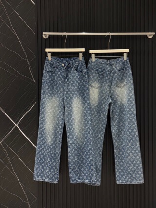 Girls from Jiangsu, Zhejiang, and Shanghai Prefer European Fashion, and the Correct Version of L Brand's New Straight-Leg Letter-Printed Jeans Are Available for Wholesale