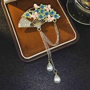Chinese-Style Folding Fan Enamel Brooch with Rhinestones and Tassels, Vintage Qipao Coat Pin, Pearl Pendant, Butterfly Brooch Accessory