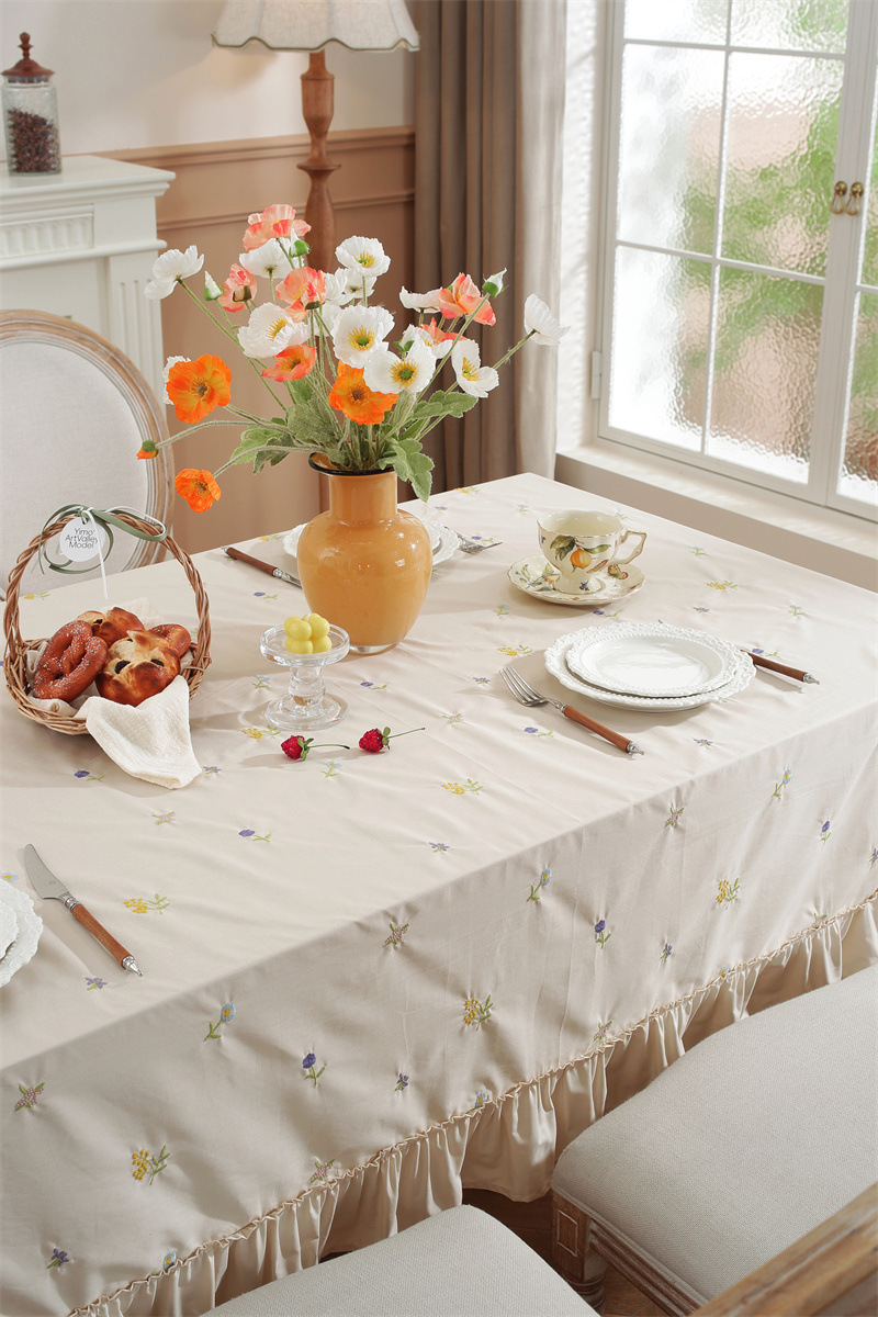 Lyxig bomullsduk med vackra blombroderier_voghion.com