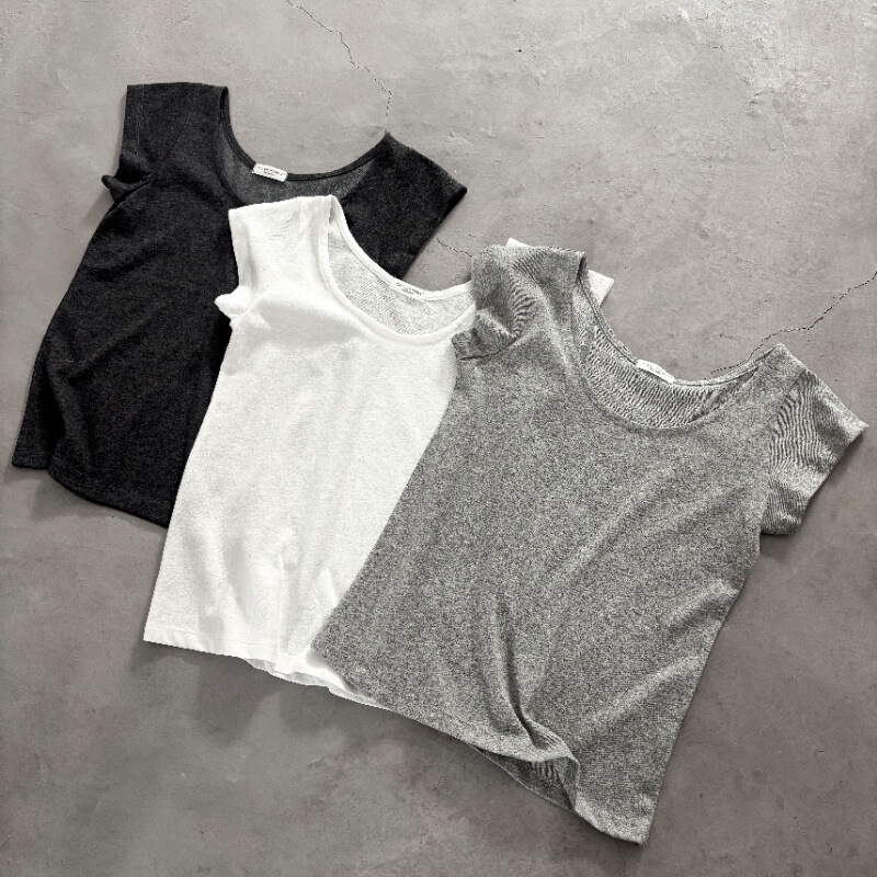 Each One Is a Versatile Essential! Large U-Neck and Small Flutter-Sleeve Design Quietly Accentuate the Shoulder and Neck Lines, Hemp-Cotton Short-Sleeve T-Shirt. Each One Is a Versatile Essential! Large U-Neck and Small Flutter-Sleeve Design Quietly Accentuate the Shoulder and Neck Lines, Hemp-Cotton Short-Sleeve T-Shirt.