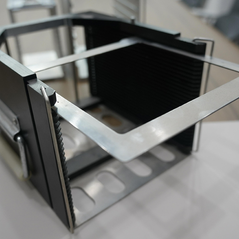 PCB���Ϻ����Ͻ���Ƕ���ϲ۰뵼��оƬ�����Ϻ�оƬ��Բ�п�ܺ�