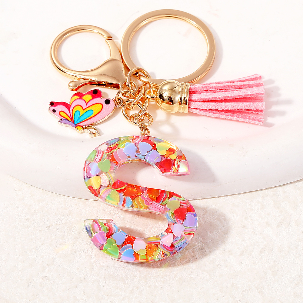 2024 puntos transfronterizos de resina de sequilla rosa 26 letras inglesas llavero colgante mariposa fringe accesorios