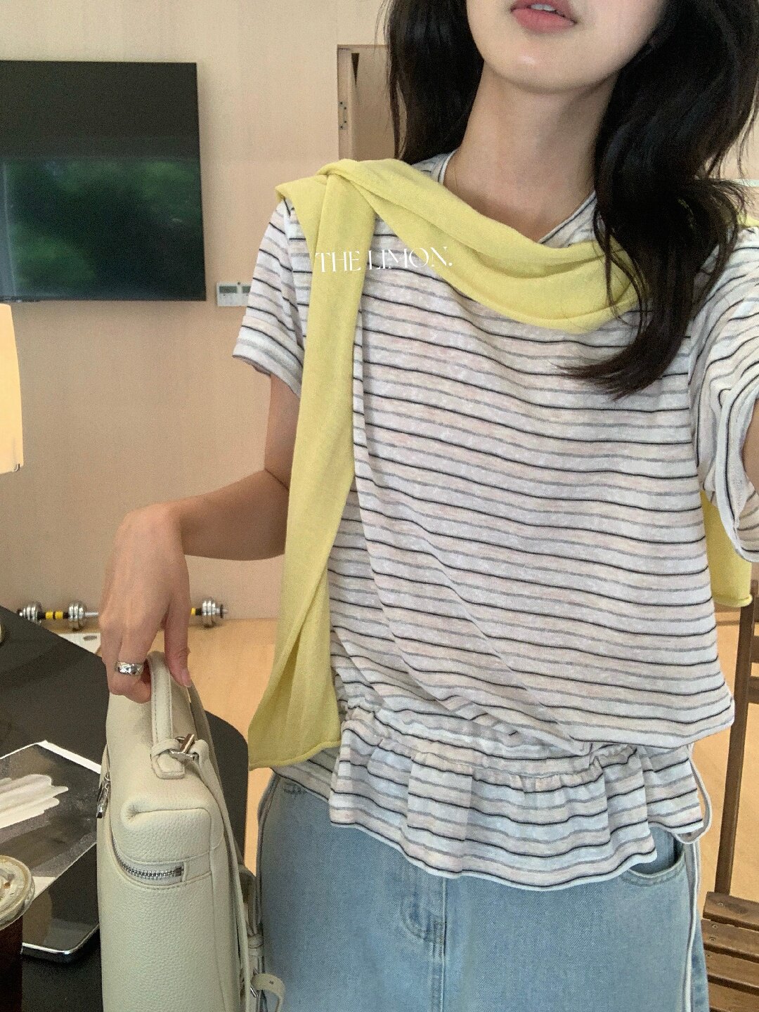 Áo thun nữ tay ngắn cổ tròn sọc kẻ phối bèo nhún, thiết kế eo rút dây thời trang — màu đen, màu trắng chi tiết 36