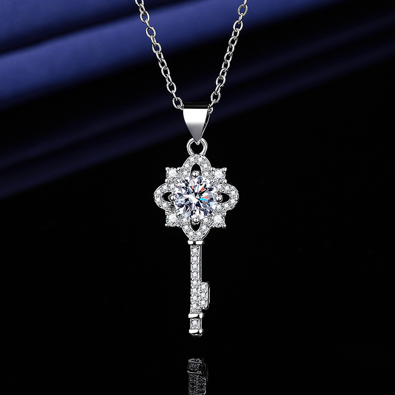 X154 Collier clé trèfle à quatre feuilles 1 carat