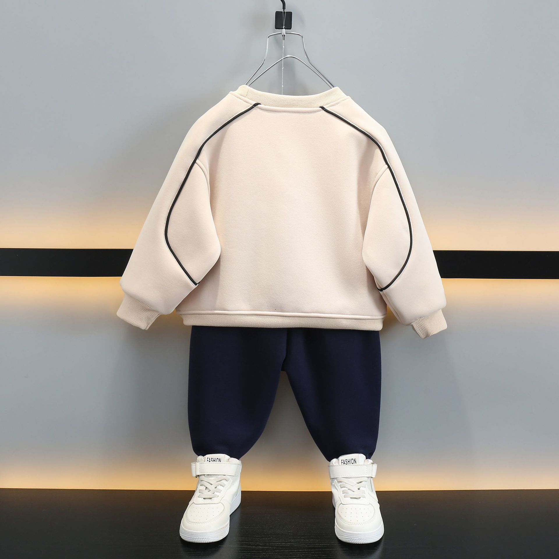 6518 traje de terciopelo para niños 2025 nuevo traje deportivo de suéter de dos piezas grueso para niños pequeños y medianos