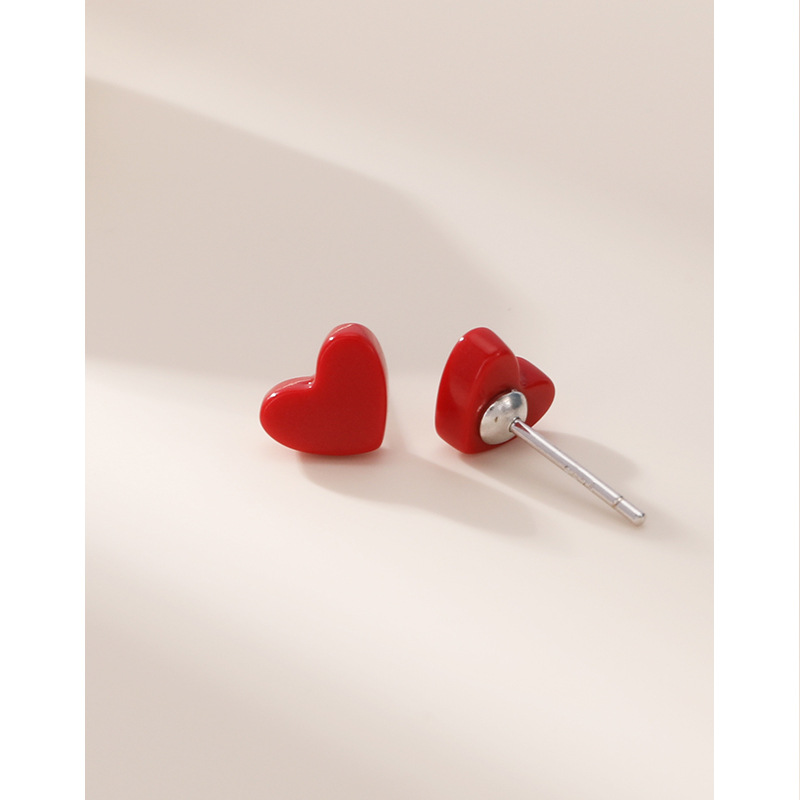 Pequeño corazón rojo S925 pendientes de plata esterlina simple de las mujeres estilo japonés y coreano elegante pequeño oído piercing rojo melocotón corazón pendientes