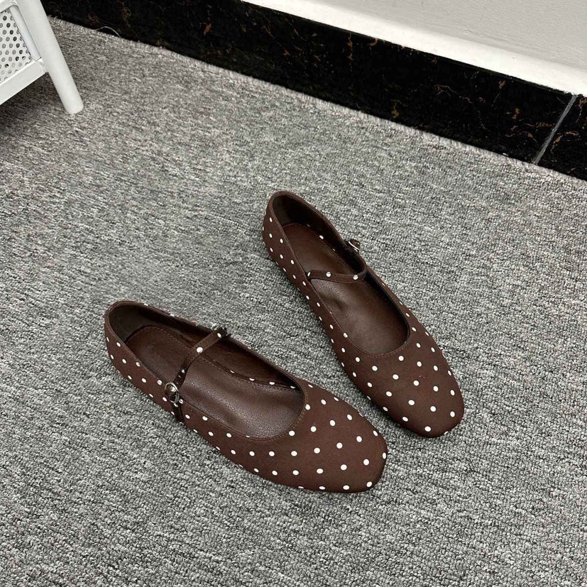 Exportación de Europa y Estados Unidos de la moda transfronteriza punto de onda superficial zapatos de mujer de viaje universal una hebilla plana zapatos Mary Jane
