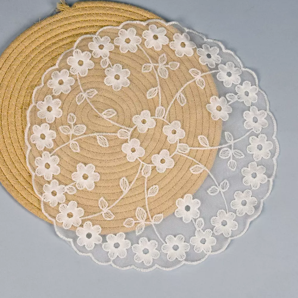 跨境热卖 牛奶丝刺绣桌布 蕾丝绣花杯垫餐垫 圆形摆设 拍照道具