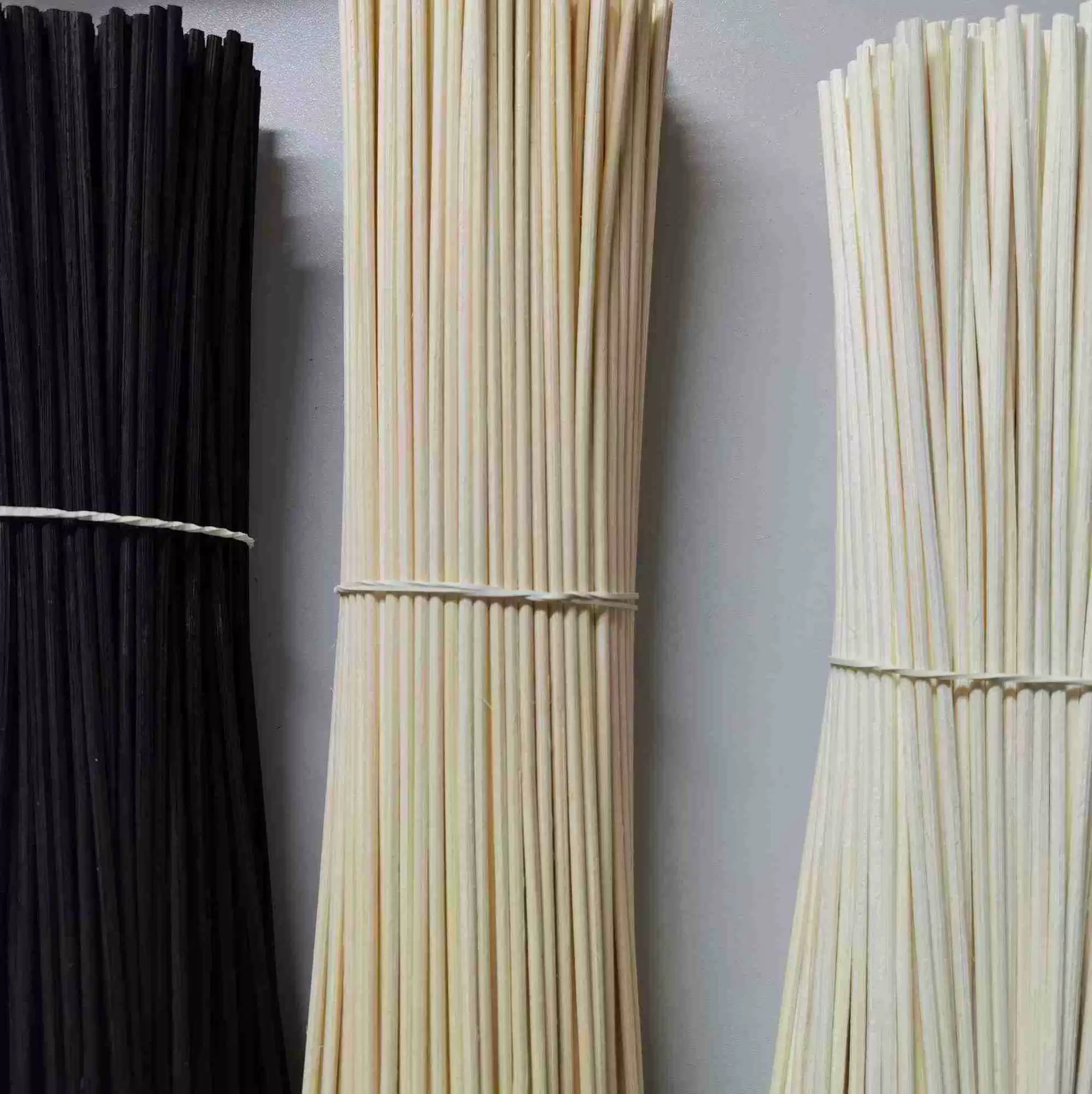Оптовые производители натурального ротанга Индонезийский ротанг натурального цвета безогненный ароматерапия тростниковый столб ароматерапия ротанговая Палочка Ароматическая палочка