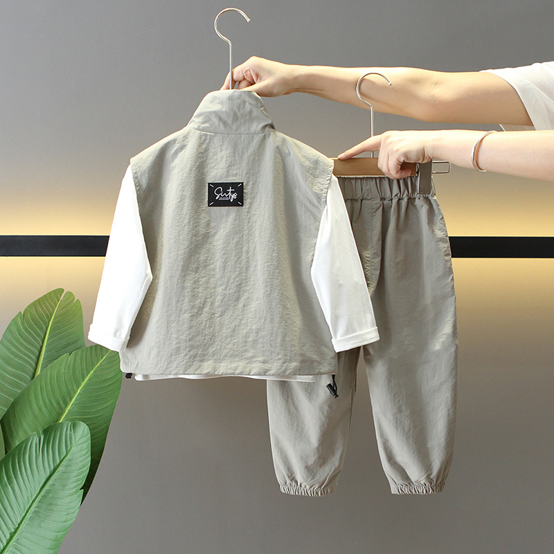 6124 Traje de otoño para niños Nuevo estilo de moda y hermoso chaleco de estilo de herramientas de tres piezas para niños de primavera y otoño