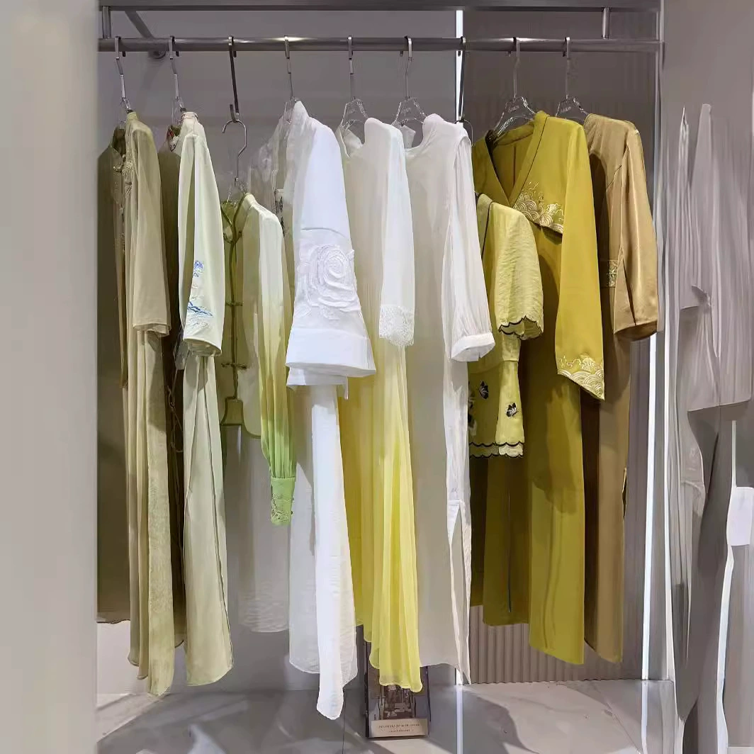 Распродажа брендов одежды в китайском стиле, скидки на женскую одежду, поставка из первых рук, физическая прямая трансляция, оптовая торговля и распределение.