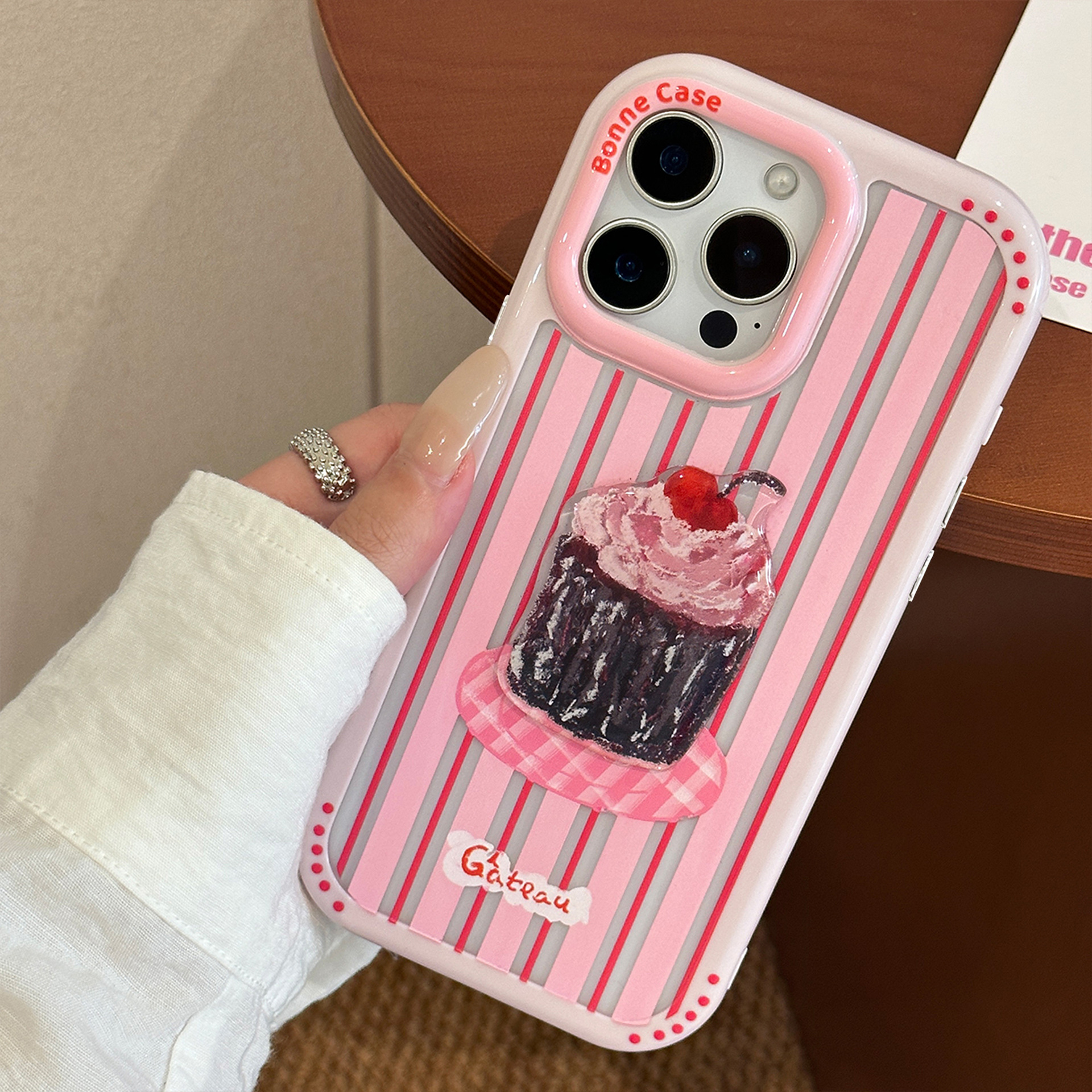 Funda de acrílico 3D con diseño de pastel para iPhone 16 Pro Max, también compatible con iPhone 15, 14 y 17.