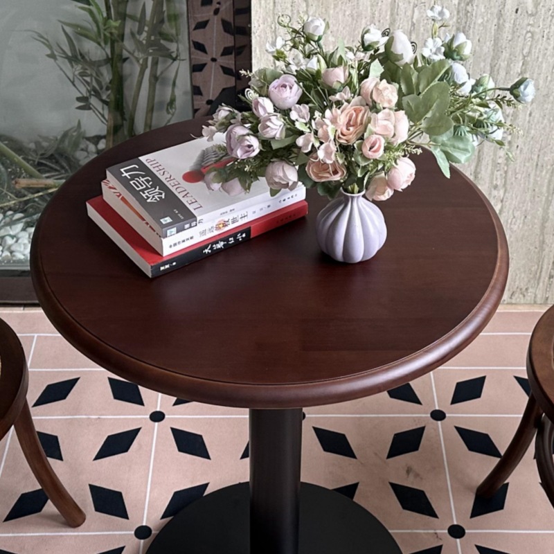 Mesa y silla de café retro combinación de dulces y sillas de panadería de leche y té, mesa de madera maciza, restaurante occidental americano, silla medieval