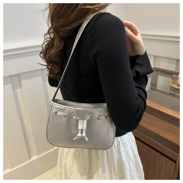 The new autumn/winter 2024 collection of women's bags features a retro and simple Korean-style underarm bag. This year, hand-held bags are in vogue, exuding a sense of sophistication undefined
