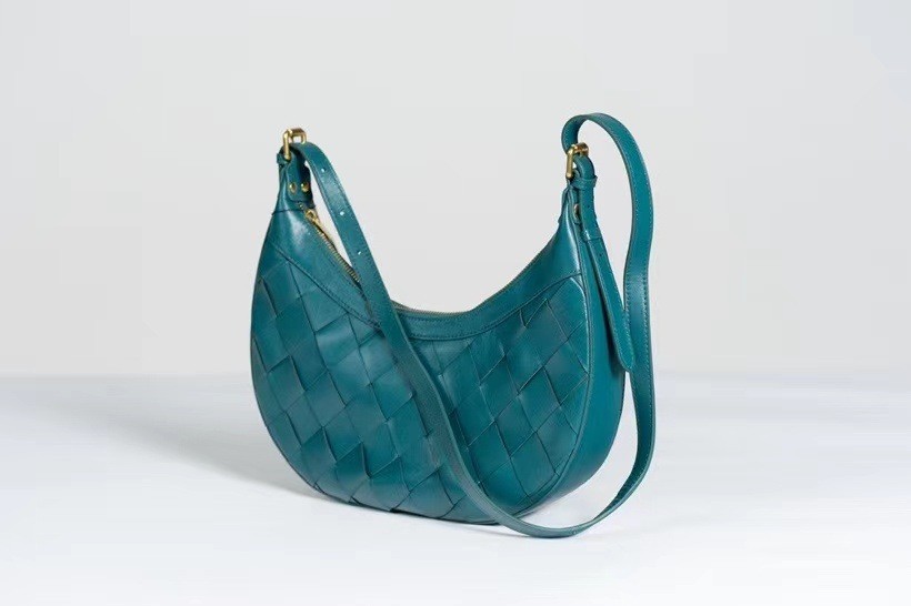 Title 8, Kadın koyun derisi örgülü omuz çantası. Şık ve ...