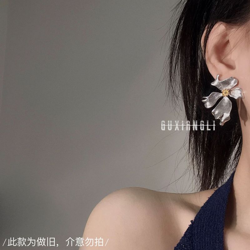 【ヴィクトリオスタイル】ニッチで高級感のあるイヤリング、女性らしい上品な雰囲気、軽やかな高級感、アンティーク調のシルバーフラワー、華やかなイヤリングB18|undefined