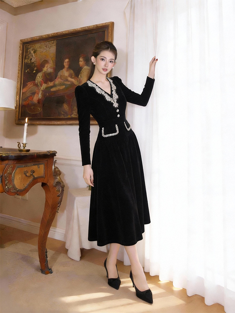 Đầm maxi nữ thắt eo cổ V đính đá nhũ vàng chất liệu nhung — đen chi tiết 4