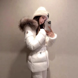 女式T恤;女式牛仔裤;羽绒服