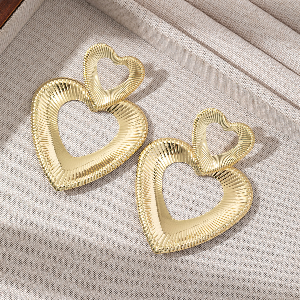Alta sensación de metal de tamaño círculo aretes geométricos de moda europea y americana exagerado nicho temperamento red retró aretes para mujeres image 9