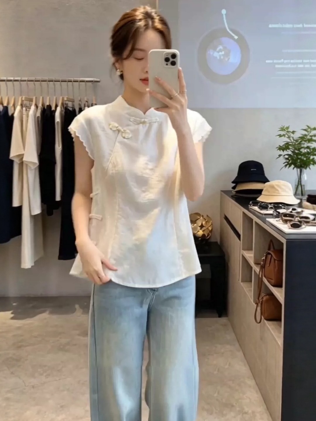 Áo sơ mi nữ tay ngắn cổ xẻ tà phối khuy cài kiểu Trung Quốc mới — màu trắng ngà