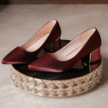 2025新款尖头粗跟高跟鞋大码加肥加宽婚鞋婚宴新娘鞋单鞋秀禾服