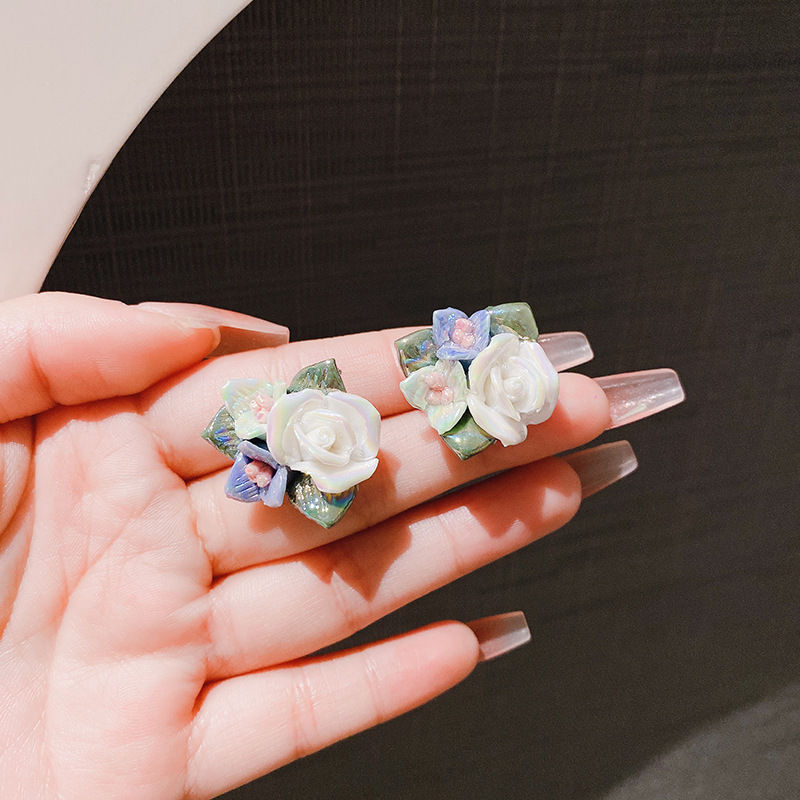 Retro elegant design earrings