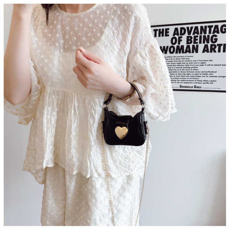 Unisex Pu Heart Shape Solid Color Elegant Streetwear Sewing Thread Square Hidden Buckle Shoulder Bag display picture 12