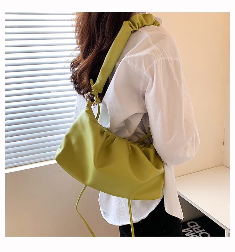 Western Style Pleated Chain Cloud Bag Female Summer 2021 New Fashion Simple Shoulder Underarm Bag Crossbody Dumpling Bag display picture 3