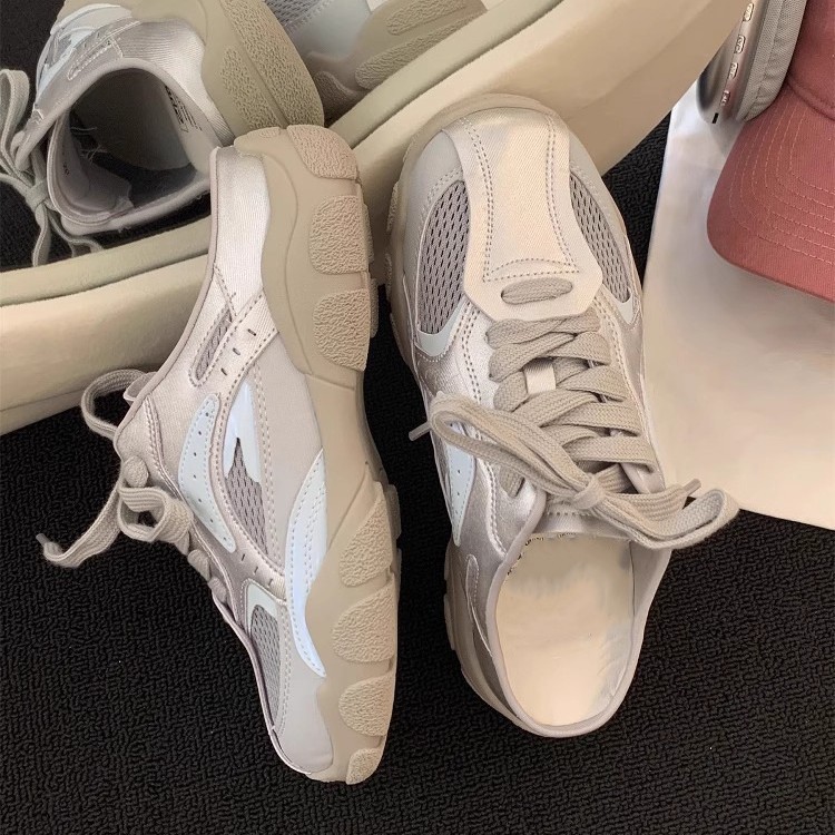 El primer hombre perezoso de suela gruesa gris plateada casual de cuero suave antiguo con zapatos de papá sin tacón afuera con medias zapatillas Muller